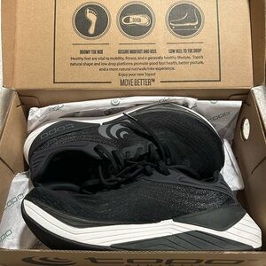 Topo Athletic Ultrafly 5 - Women’s 8.5 (Black/White) - LIKE NEW